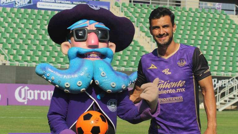Oswaldo Alanís y la mascota del Mazatlán FC acudieron a la entrega de juguetes.
