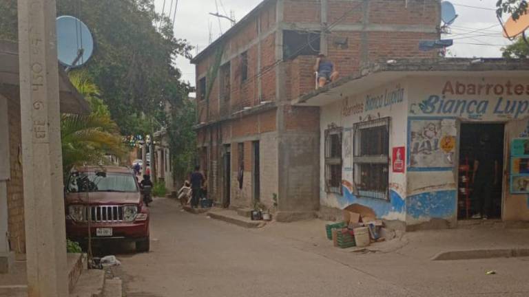 Vecinos piden una solución a las autoridades y a CFE.