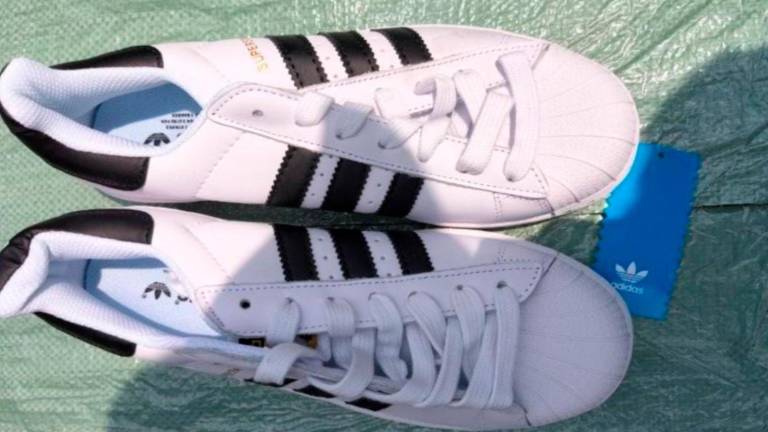 Autoridades decomisaron miles de pares de calzado deportivo presuntamente apócrifo en la Aduana de Manzanillo.