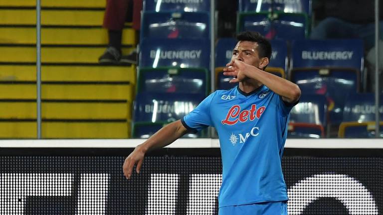 Hirving “Chucky” Lozano colaboró con un gol en el triunfo por goleada del Nápoles.
