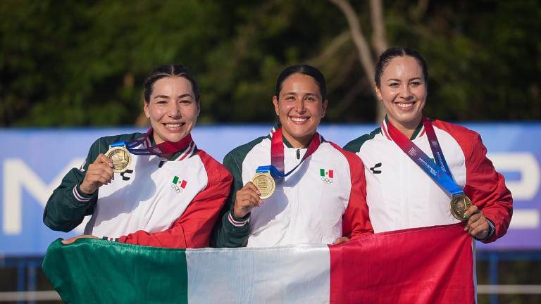 Luz Daniela Gaxiola (izq.) logra el oro con el equipo mexicano.
