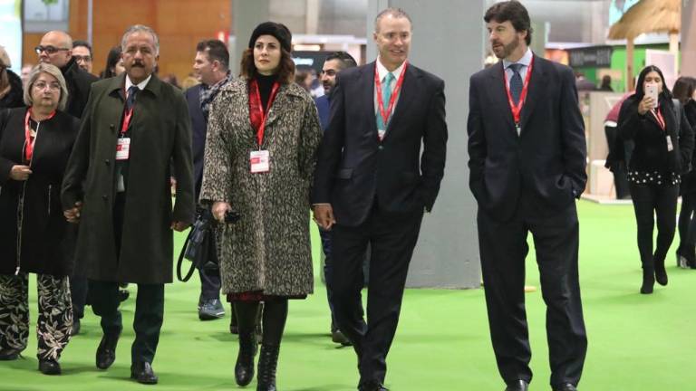 Según el tabulador de la SRE, el Embajador de México en España recibe un sueldo mensual de 9 mil 810.89 euros, que al cambio a peso es de 23.50 pesos resulta una total de 230 mil 555.91 pesos.