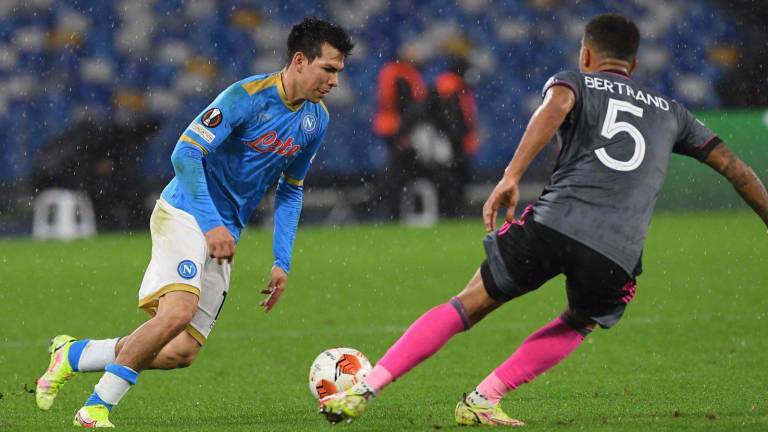 Hirving Lozano salió lesionado.