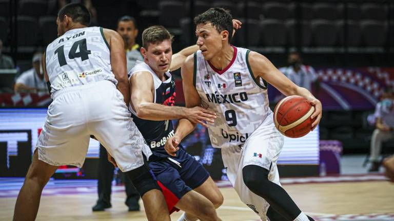Francisco Cruz conduce el balón por México.