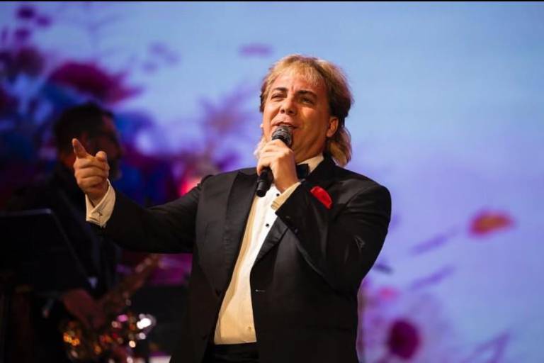 Atrapa Cristian Castro al público de la Feria de San Marcos