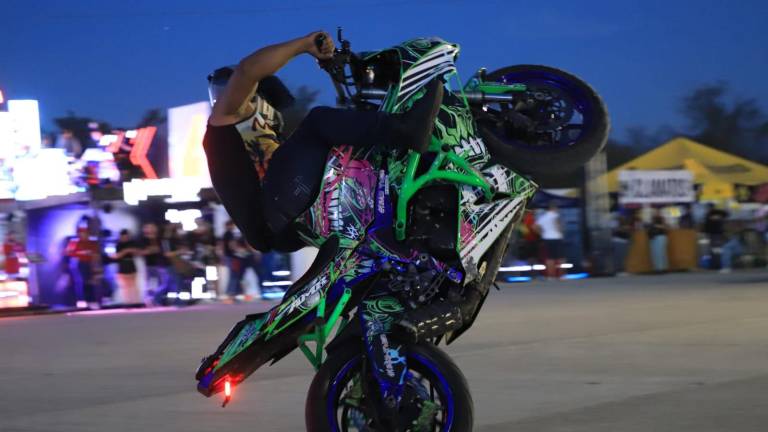 Stunt Riders exhiben su pericia en cierre de Semana de la Moto