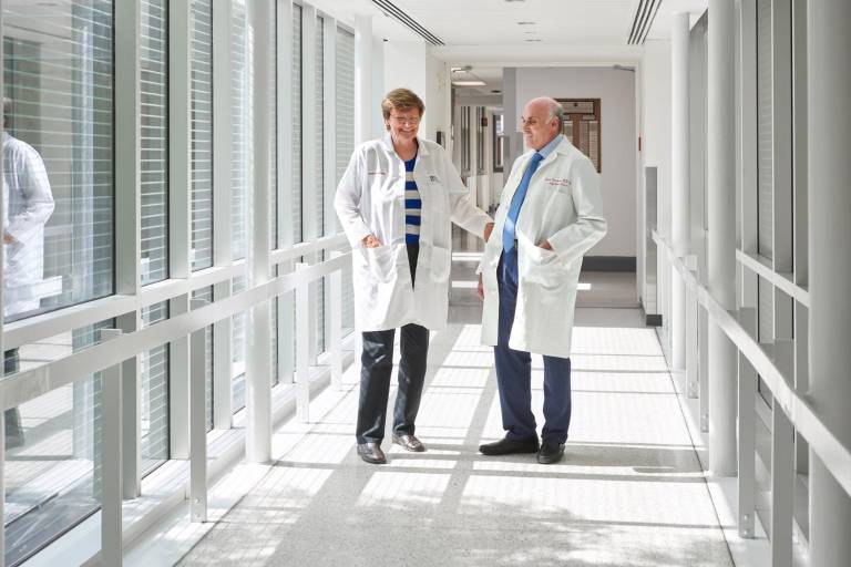 Dan a Katalin Karikó y Drew Weissman el Nobel por desarrollo de vacunas ARN mensajero