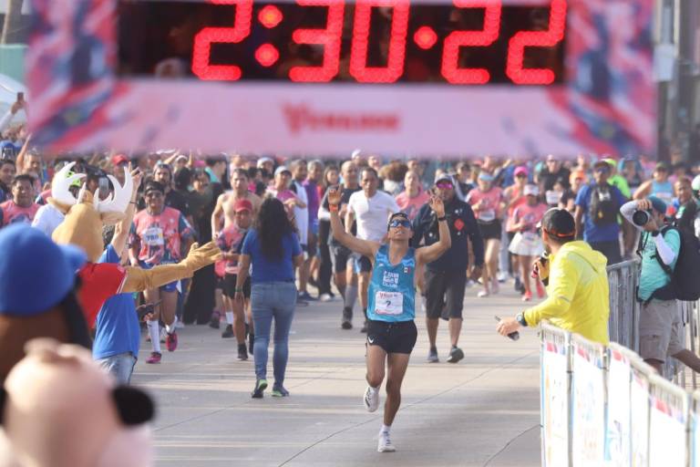 Gerardo Zárate recibe ayuda del cielo para ganar el Maratón Pacífico