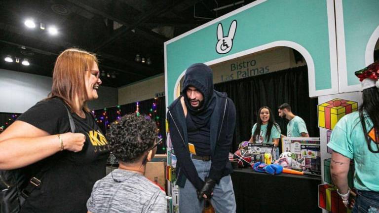 Bad Bunny regala juguetes a través de su fundación Good Bunny.
