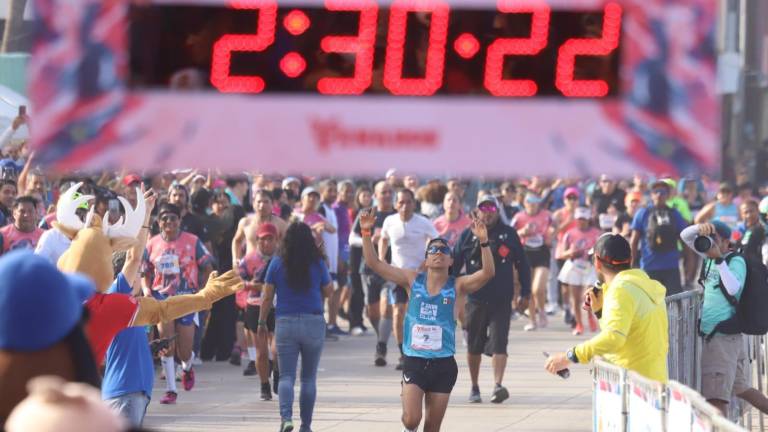 Gerardo Zárate recibe ayuda del cielo para ganar el Maratón Pacífico