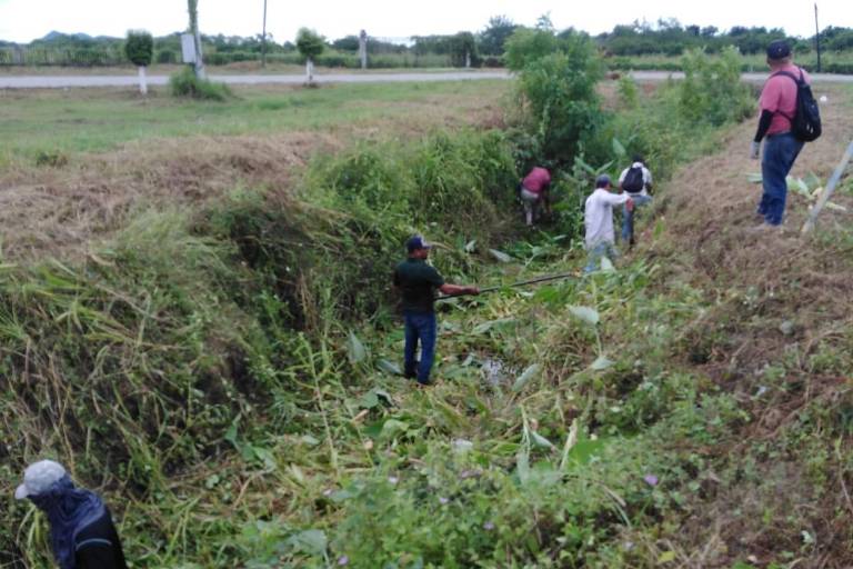 Limpian canales de Rosario ante proximidad de la tormenta