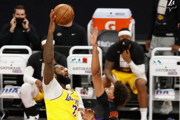 Anthony Davis y Dennis Schroder cargan con Lakers, que emparejan 1-1 la serie ante Suns