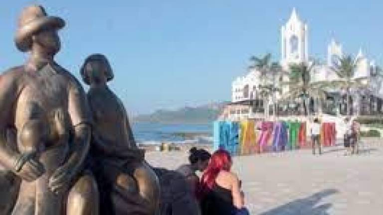 El Monumento a la Familia es una de las obras escultóricas de Antonio López Sáenz más reconocidas de Mazatlán.