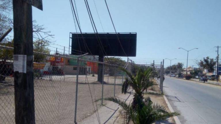 Derriba pipa cableado, destroza postes y deja sin luz en el Infonavit La Foresta, en Mazatlán