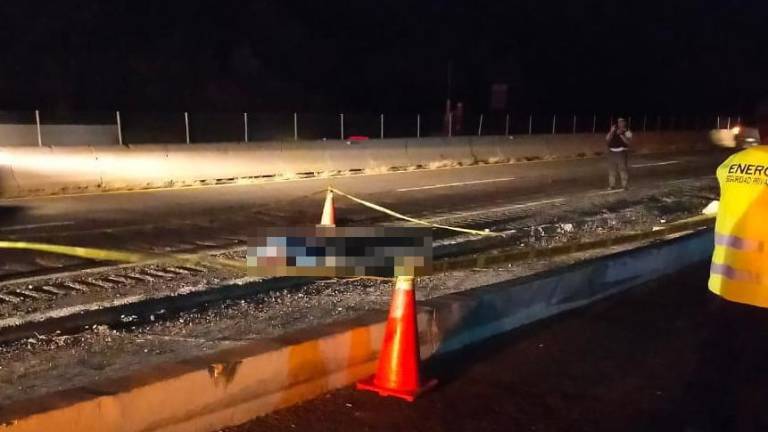 Autoridades localizaron el cuerpo de una persona envuelto en cobijas sobre la carretera libre Mazatlán-Culiacán.