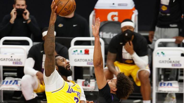 Los Lakers emparejaron la serie ante los Suns.