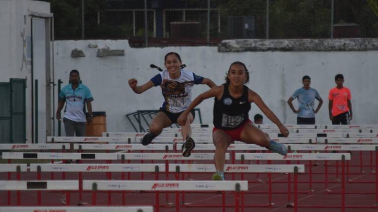 Jennifer Tirado y Sebastián Uribe son los vencedores de la Liga de Atletismo Imdem 2022