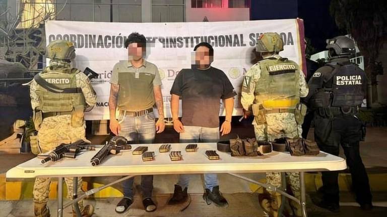 Ejército y Policía capturan a dos sujetos con armas largas en la colonia República Mexicana.