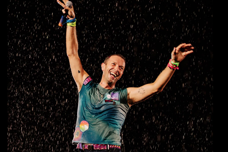 Sufre Chris Martin caída durante concierto en Melbourne