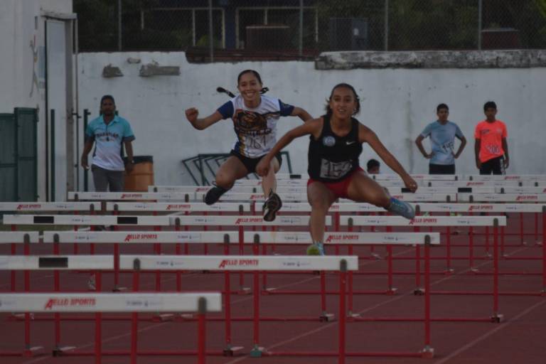 Jennifer Tirado y Sebastián Uribe son los vencedores de la Liga de Atletismo Imdem 2022
