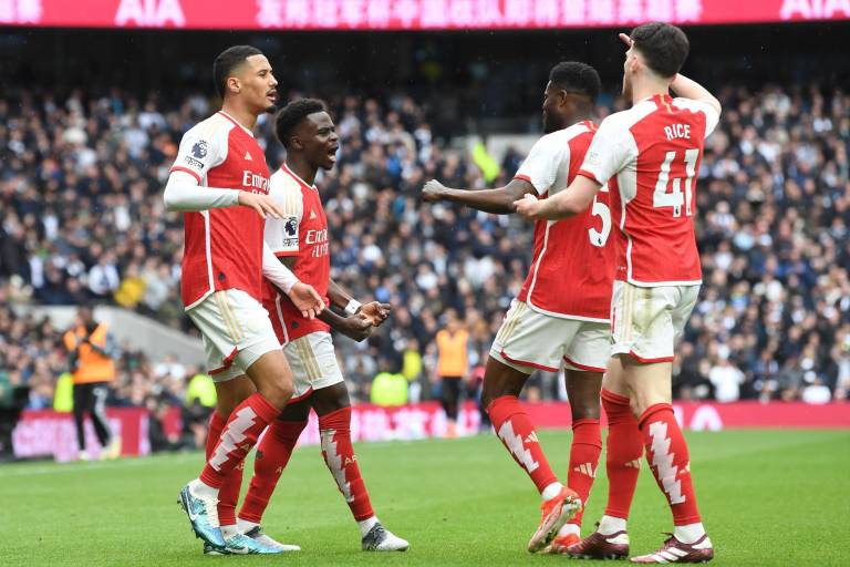 Arsenal vence a Tottenham y sobrevive en el liderato de la Premier