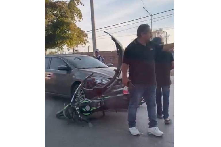 Chocan automóvil y motocicleta en Pradera Dorada, en Mazatlán