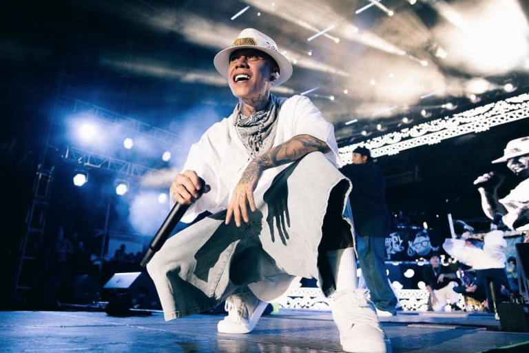 Compra y regala Santa Fe Klan productos a un vendedor y los regala en su concierto