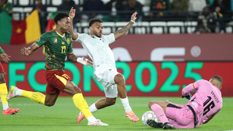 Camerún vence 2-1 a Sudáfrica.