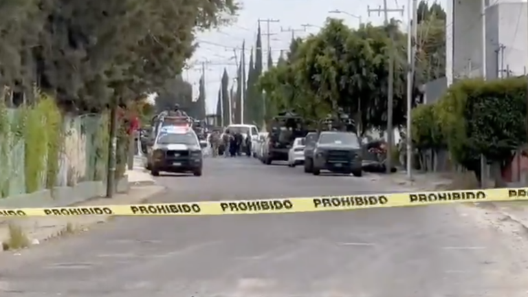 Elementos de seguridad resguardaron la zona donde se registró una balacera durante un operativo en San Antonio Cacalotepec, Puebla.