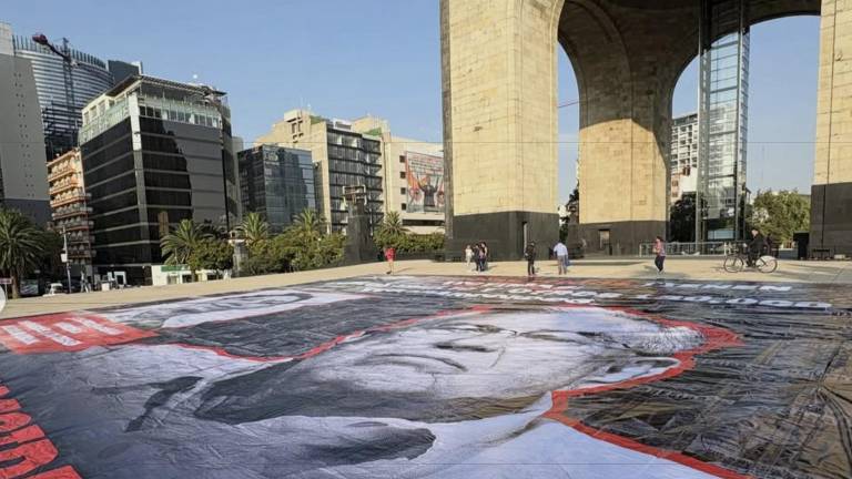 Familiares del joven Carlos Emilio, desaparecido en Mazatlán, protesta con megamanta en la Ciudad de México.