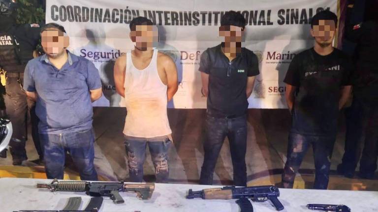 Elementos del Grupo de Operaciones Especiales Sinaloa detuvieron a cuatro hombres y aseguraron armas largas, una pistola y tres motocicletas tras un operativo conjunto con fuerzas federales.