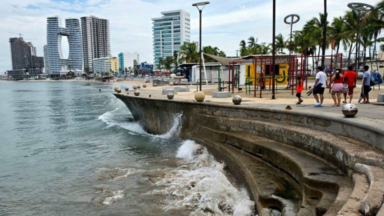 Actualmente el mar de Mazatlán presenta olas de hasta 2 o 3 metros.