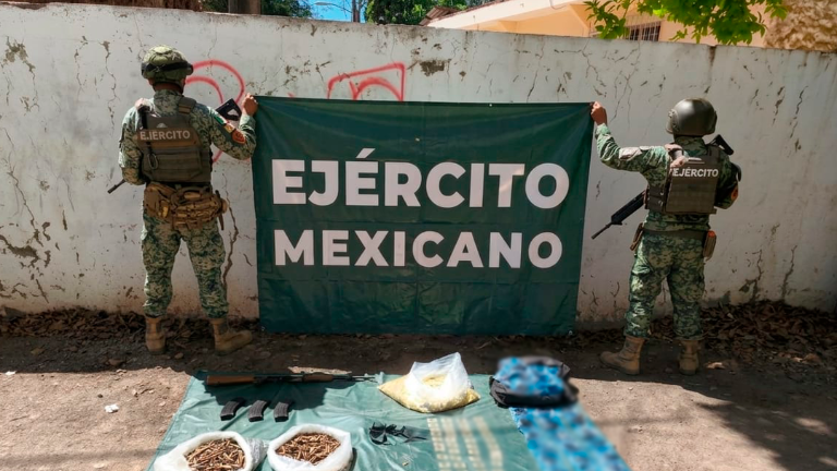 Autoridades federales aseguran armamento y dosis de metanfetamina en la zona serrana de Concordia.