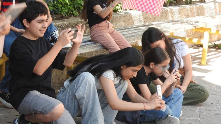 Alumnos del taller aprenden cómo tomar fotografías.