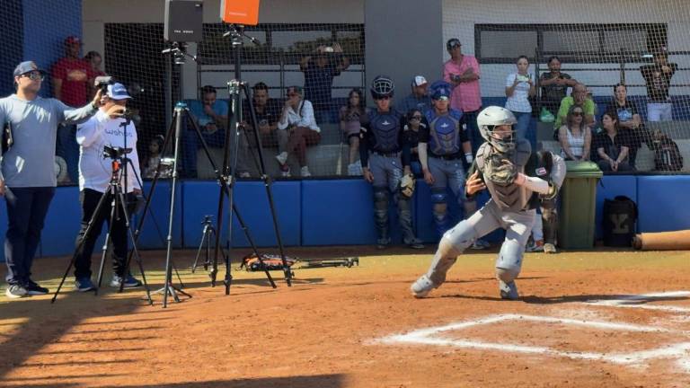 Scouts de Grandes Ligas evalúan talento juvenil en Mazatlán.