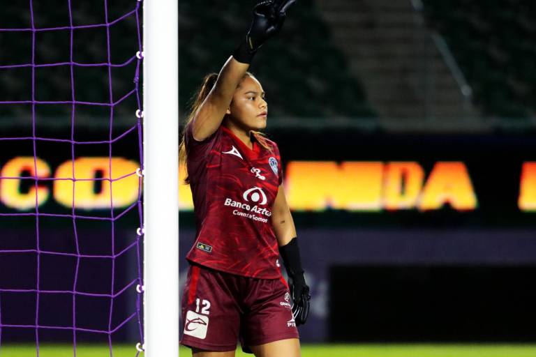 Alondra García es operada de la rodilla izquierda