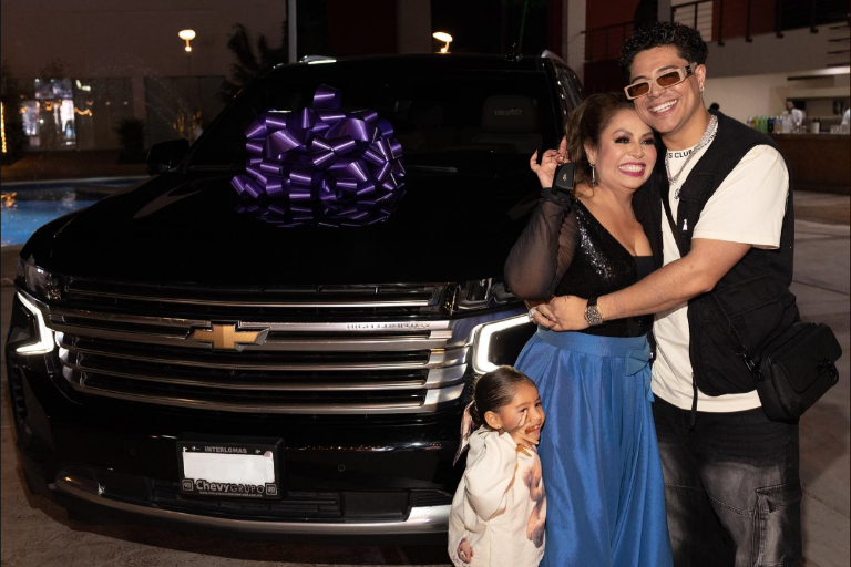 Celebra Eduin Caz una gran fiesta en Culiacán por el cumpleaños de su mamá