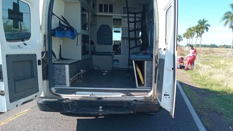 Personal de la Cruz Roja, Bomberos y Protección Civil acudieron al sitio para auxiliar a la mujer herida.