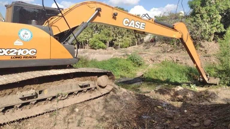 Trabajos de desazolve en Elota de los canales y drenes.