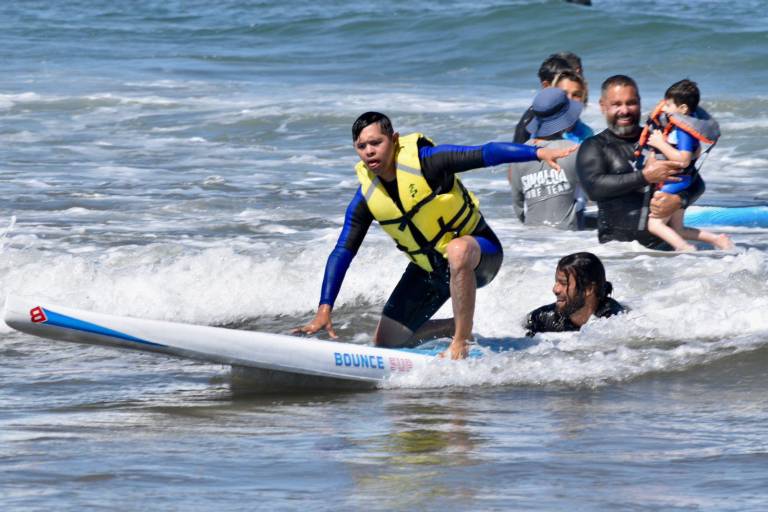 Fomentan inclusión y unión familiar a través del surfing