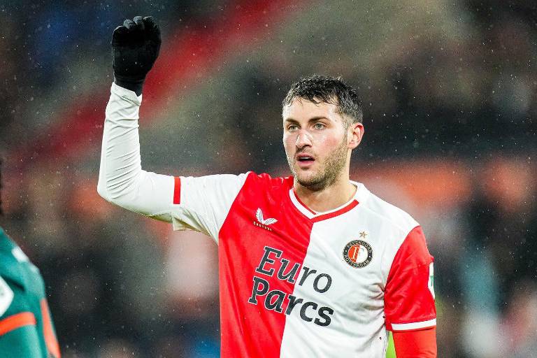 El Feyenoord saca sufrido triunfo; Santi Giménez se va sin gol