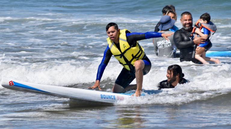 Fomentan inclusión y unión familiar a través del surfing
