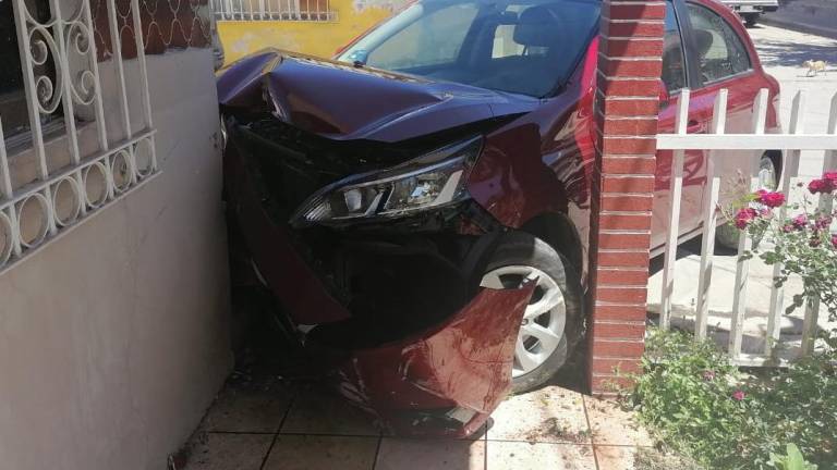 Pierde el sentido mientras conducía y estampa su vehículo contra vivienda, en Villa Unión