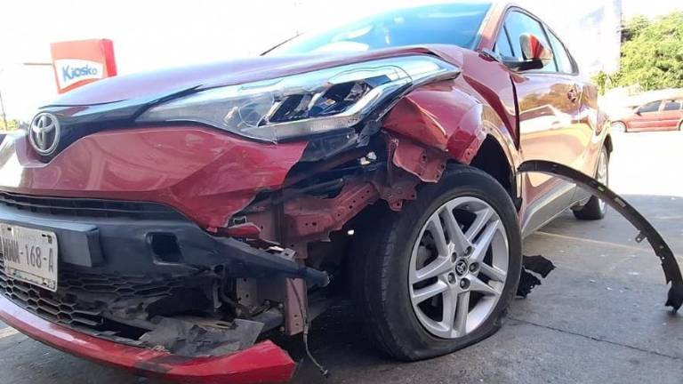 Tras el impacto, el motociclista quedó inconsciente sobre el pavimento y recibió los primeros auxilios de Socorristas de Cruz Roja.