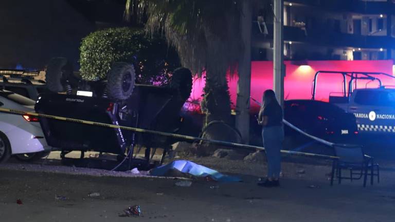 Elementos de auxilio y seguridad acudieron a la avenida Ernesto Coppel Campaña tras la volcadura de un vehículo todo terreno que dejó una persona fallecida.