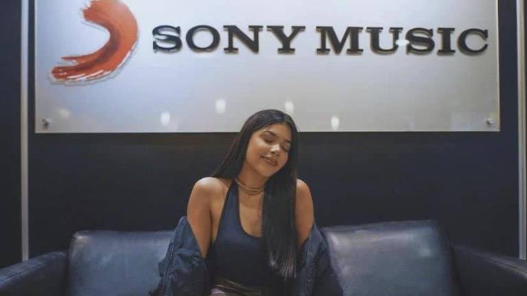 Kenia Os firma con Sony Music