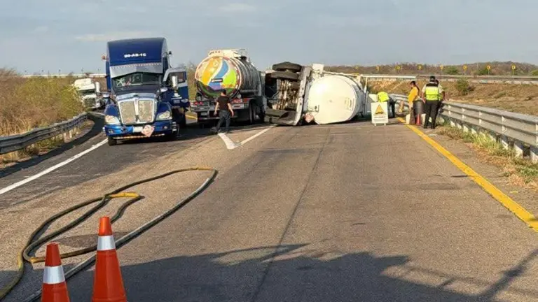 En la autopista Durango-Mazatlán, a la altura de Villa Unión, se registró la volcadura de una pipa con diésel.