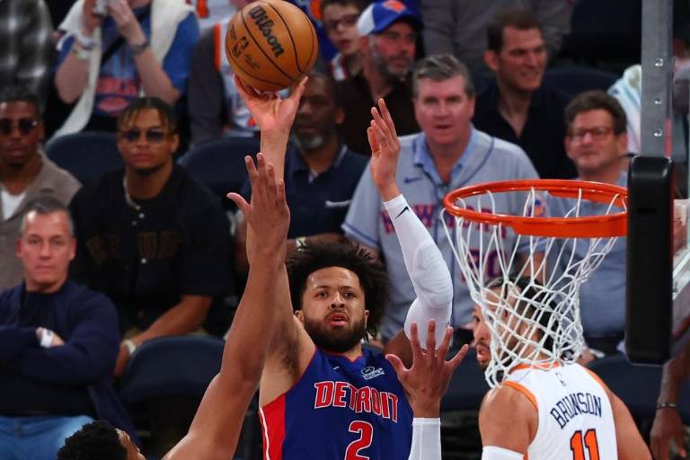 Cunningham suma 24 puntos y Pistons alargan la serie a un Juego 6