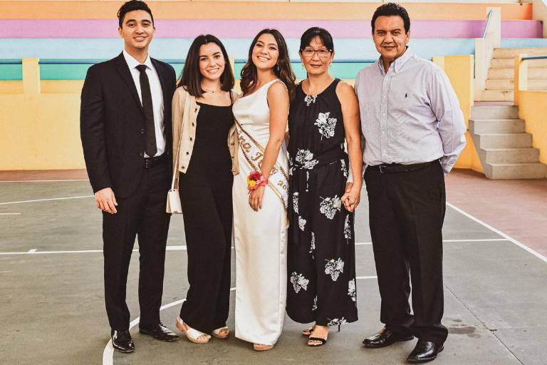 Coronan en el ICO a sus reinas de preparatoria y secundaria