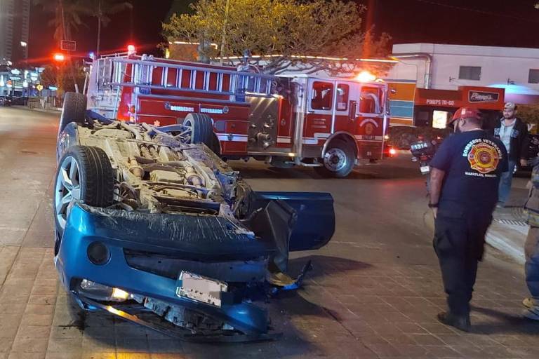 Auto deportivo choca y vuelca en la Zona Dorada en Mazatlán